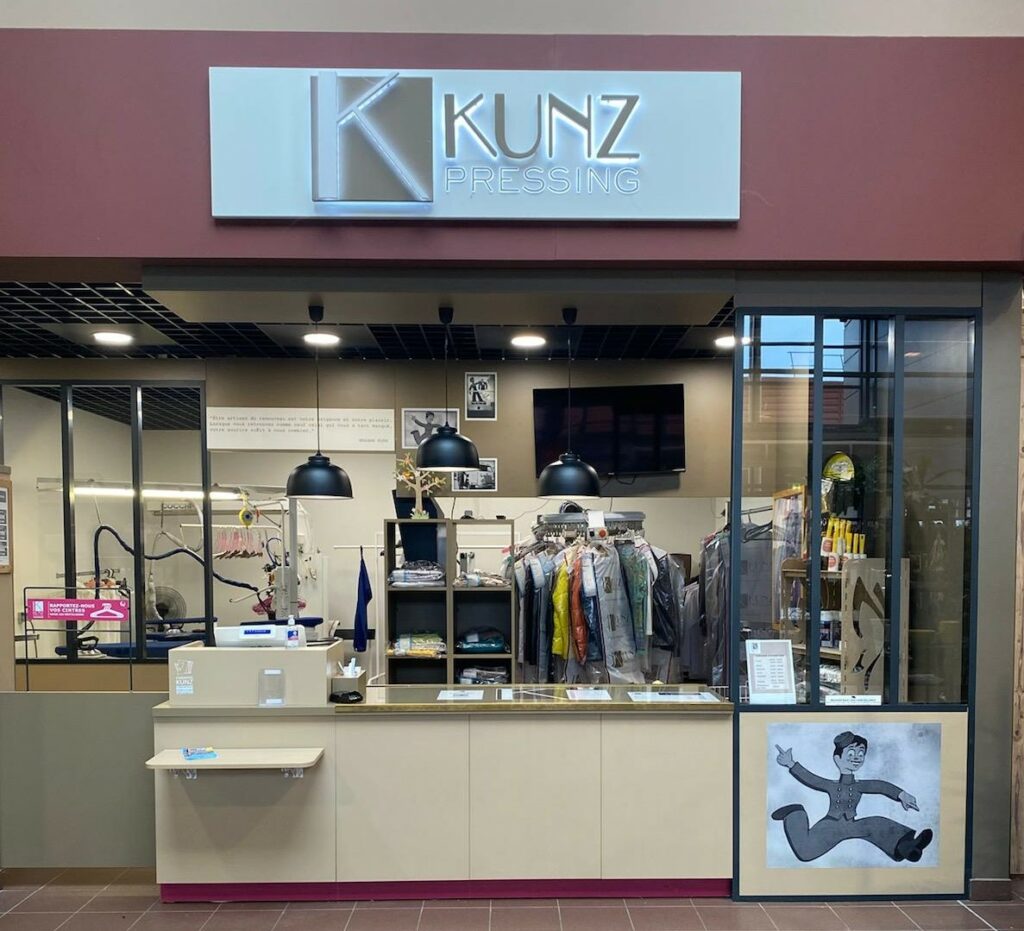 Façade boutique pressing Kunz pressing à Champagnole dans la galerie commerciale de l'hyper U de Champagnole