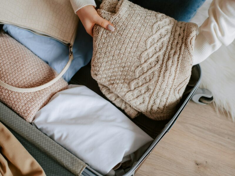 valise ouverte avec vêtement - KUNZ Pressing