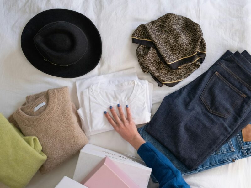 Vêtements de rentrée propres, repassés et rangés après leur entretien chez KUNZ Pressing